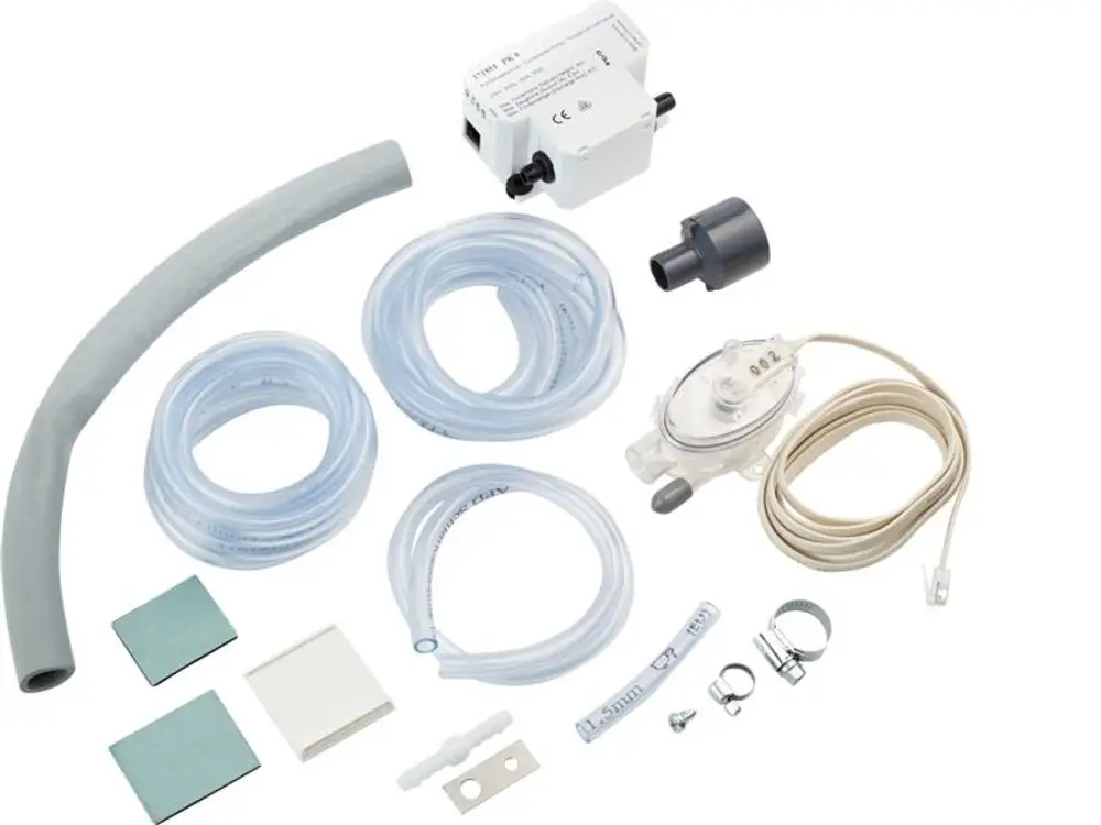 Produktbild der STIEBEL ELTRON Kondensatpumpe PK 8 (171853) für Klima-Innengeräte, bestehend aus Pumpe, Schläuchen und Zubehör.